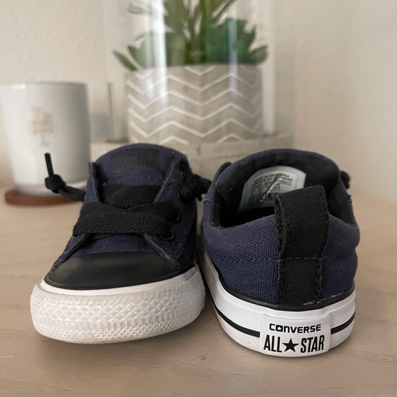 Size 5 navy blue slip on converse - Picture 3 of 7